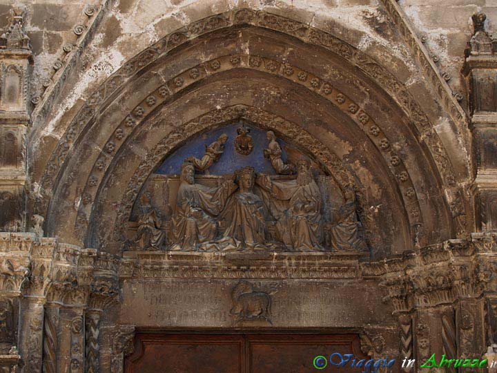 14-P7093724+.jpg - 14-P7093724+.jpg - La lunetta del portale della  Chiesa di S. Maria   Maggiore (XV sec.).